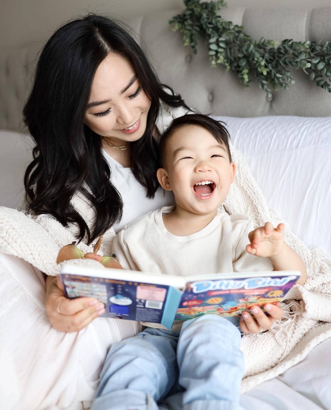 Ditty Bird Bilingual Book | Learning Chinese Kid's Songs 儿歌